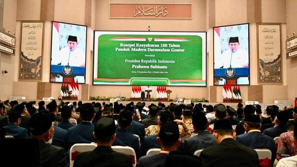 Dari Gontor, Presiden Prabowo menyampaikan pesan besar tentang masa depan Indonesia. Bukan hanya soal pendidikan dan karakter, tetapi juga kemandirian pangan, energi, keberanian berpikir, serta tekad agar Indonesia mampu berdiri di atas kaki sendiri. Di hadapan ribuan santri, pesan itu terasa seperti panggilan untuk generasi penerus bangsa.