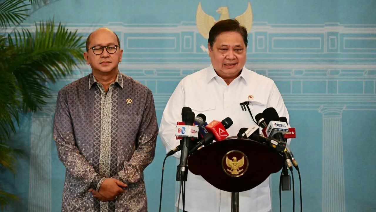 Menteri Koordinator Bidang Perekonomian Airlangga Hartarto menyampaikan keterangan pers di Kompleks Istana Kepresidenan Jakarta, pada Rabu, 30 September 2026, usai mengikuti rapat bersama Presiden Prabowo