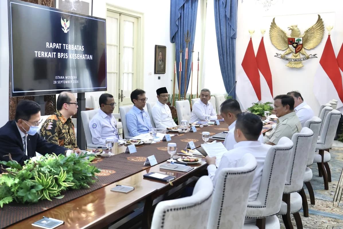 Presiden Prabowo Subianto menggelar rapat terbatas bersama sejumlah Menteri Kabinet Merah Putih di Istana Merdeka, Jakarta, pada Senin, 28 September 2026. Rapat tersebut membahas pelayanan BPJS Kesehatan serta penguatan keuangan program Jaminan Kesehatan Nasional (JKN) agar pembayaran klaim fasilitas kesehatan tetap terjaga.