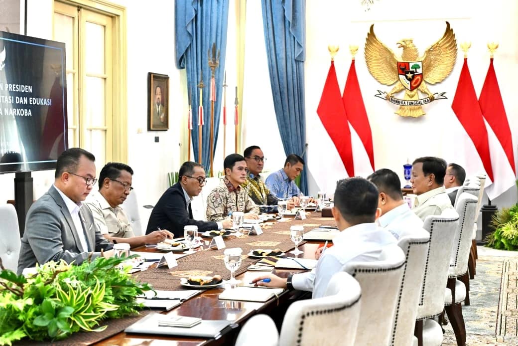 Presiden Prabowo tidak ingin persoalan narkoba berhenti pada penindakan. Rehabilitasi diperkuat, pendidikan dilibatkan, teknologi dikembangkan, targetnya jelas: selamatkan anak muda sebelum terlambat.