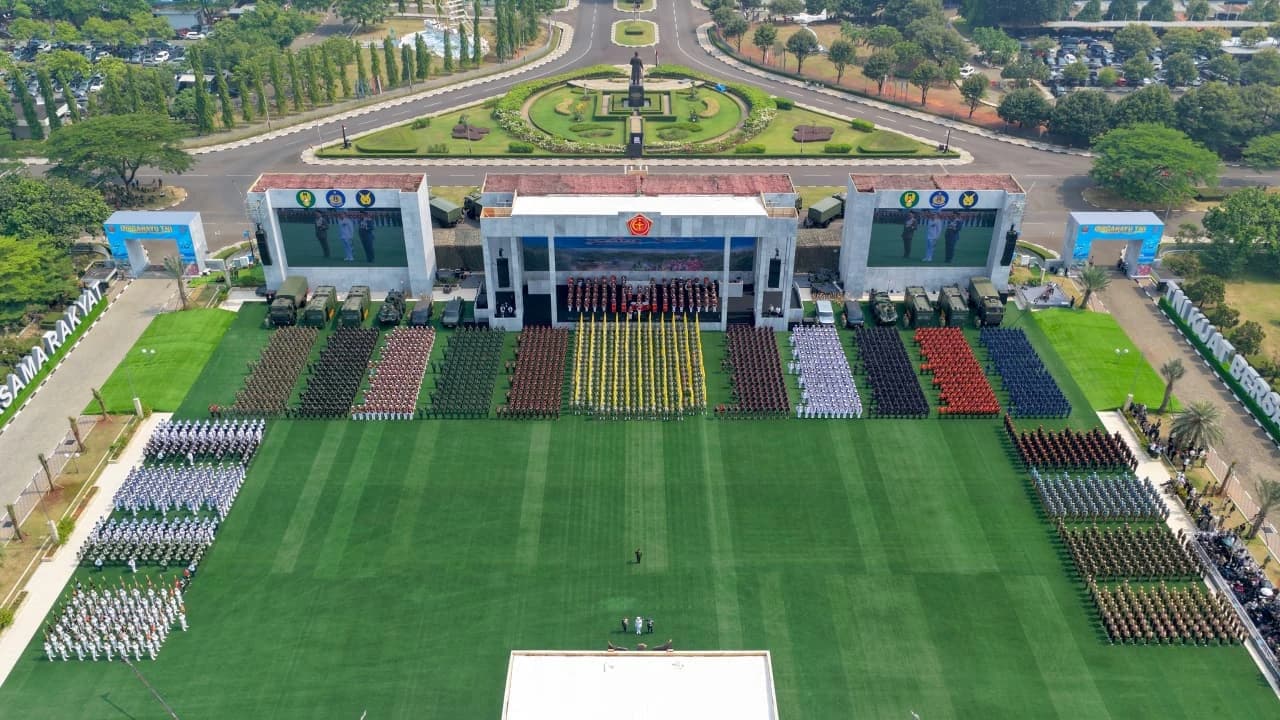 Presiden Prabowo Subianto memimpin Upacara Peringatan Hari Ulang Tahun (HUT) ke-81 Tentara Nasional Indonesia (TNI) yang digelar di Lapangan Prima, Markas Besar TNI, Cilangkap, Jakarta, pada Senin, 5 Oktober 2026. Peringatan tahun ini mengusung tema “TNI Kuat Bersama Rakyat, Indonesia Berdaulat Adil dan Makmur”.