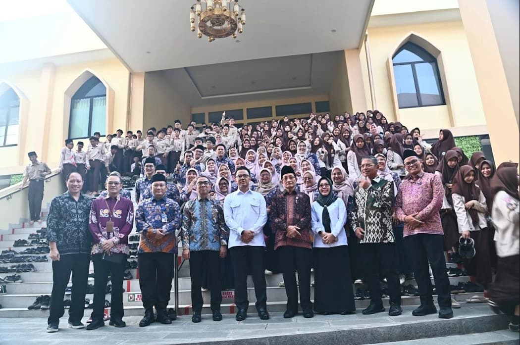 Menko PMK Sugiono meninjau langsung pelaksanaan Sekolah Unggul Garuda Transformasi di MAN 4 Jakarta. Penguatan kualitas pembelajaran, penguasaan teknologi, dan perluasan akses pendidikan menjadi bagian dari upaya menyiapkan generasi unggul menuju Indonesia Emas 2045.